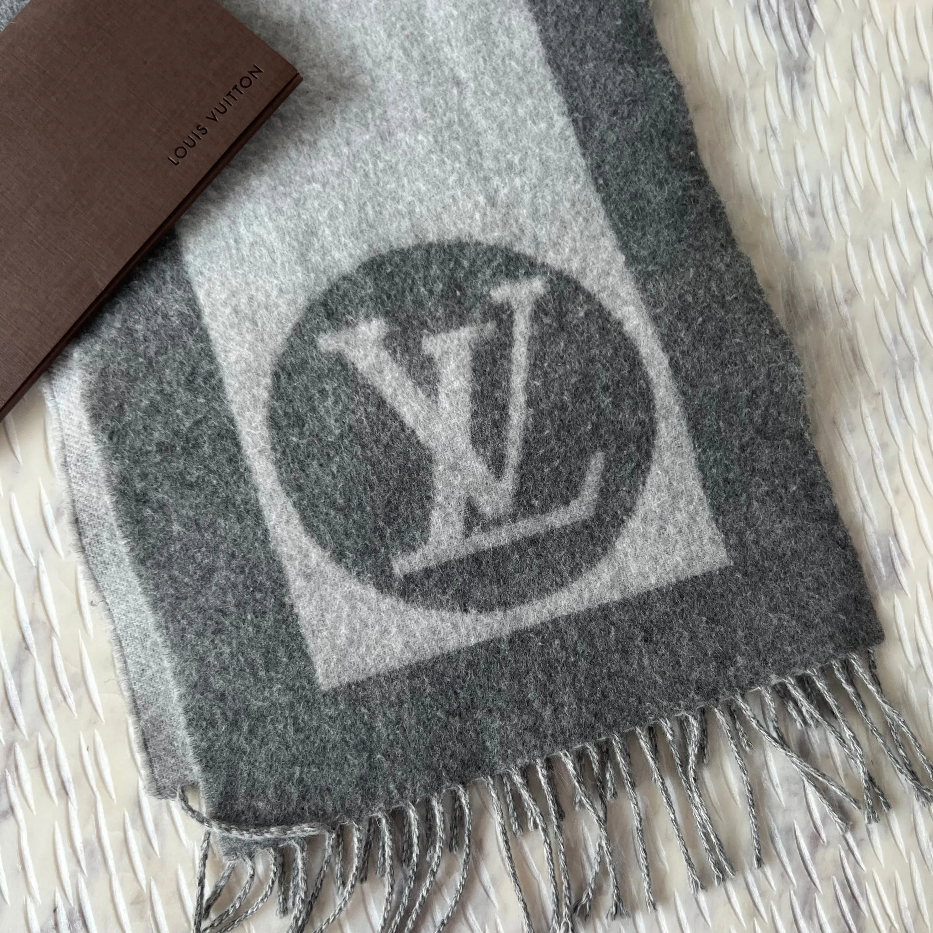 Stylish Louis Vuitton Monogram Wool Scarf