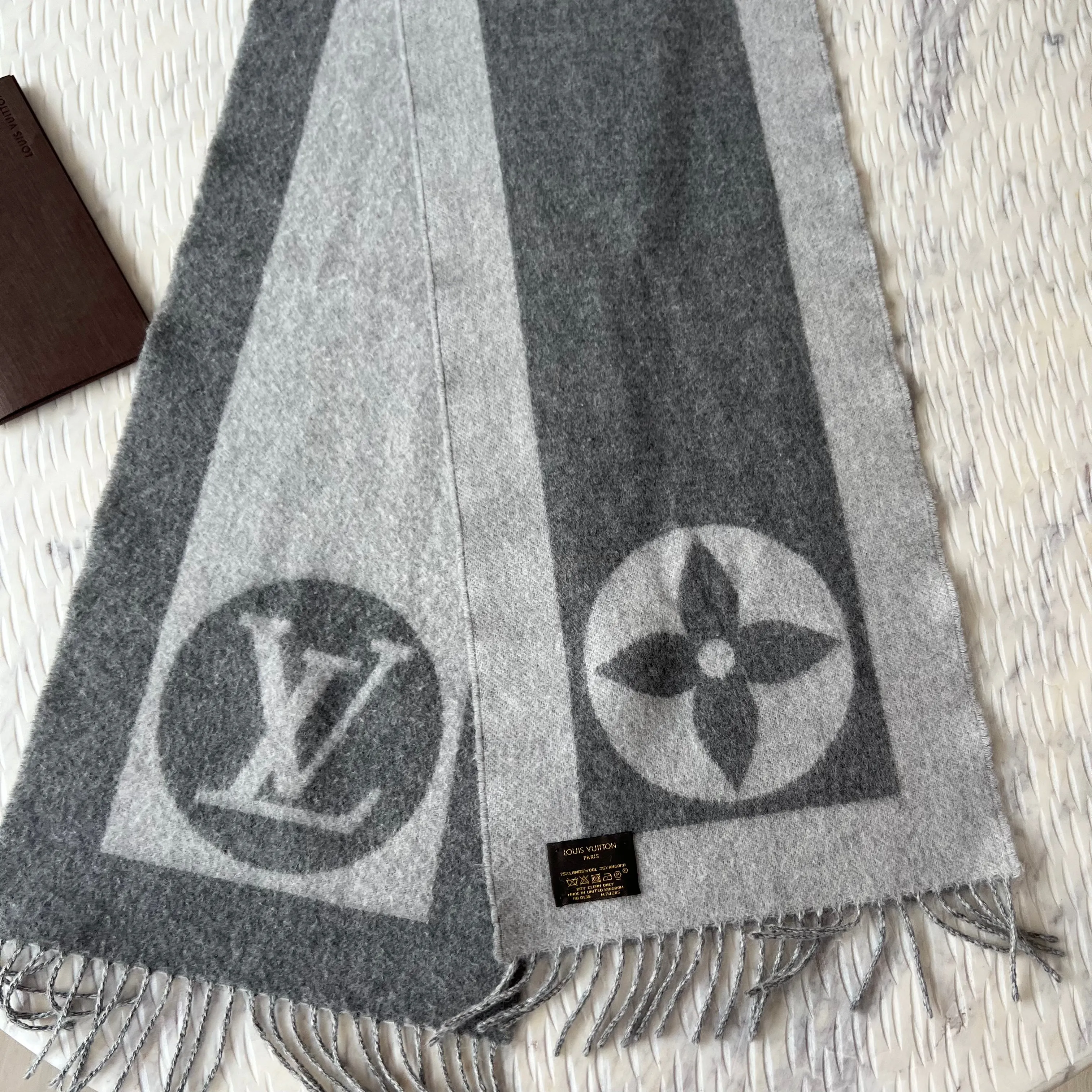 Stylish Louis Vuitton Monogram Wool Scarf