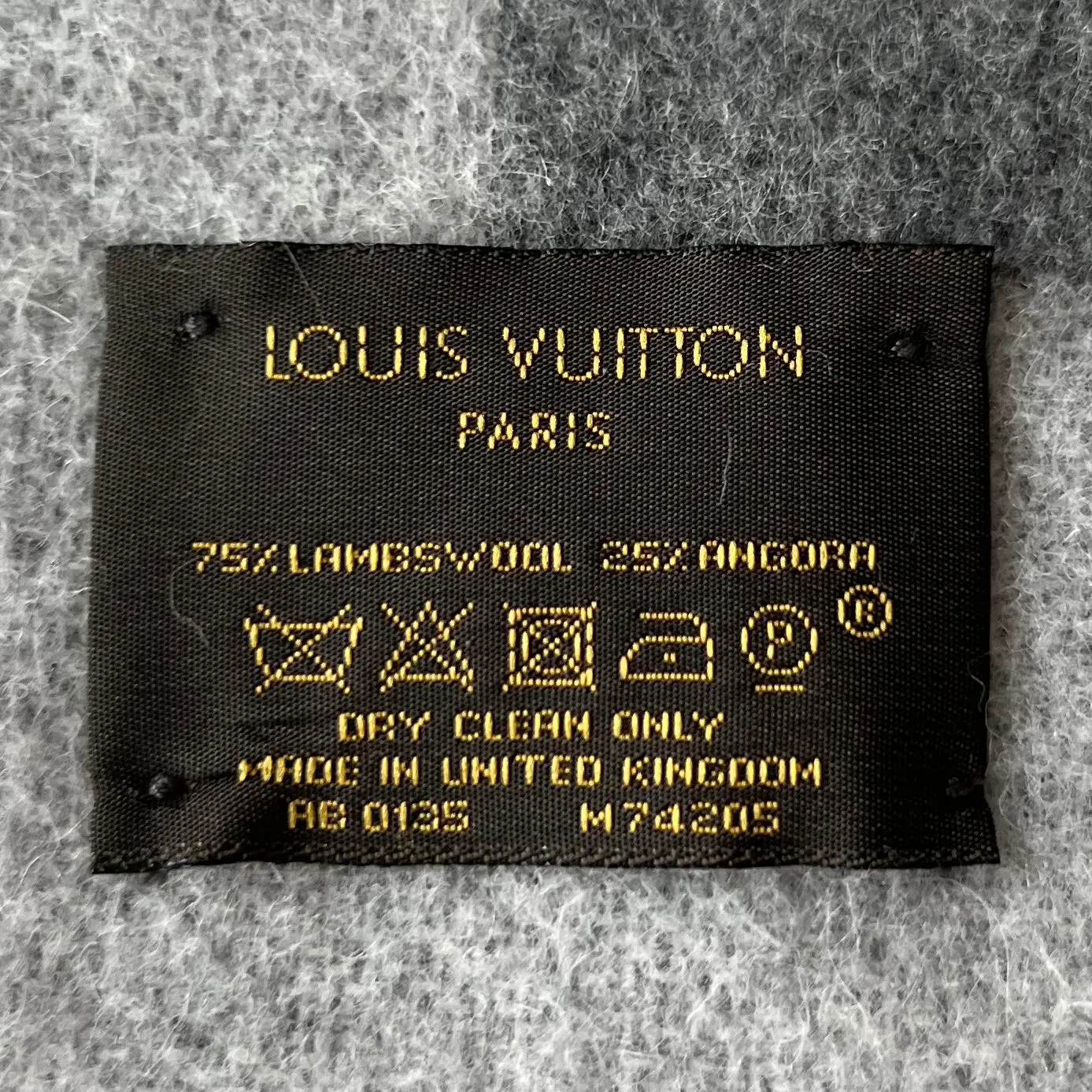 Stylish Louis Vuitton Monogram Wool Scarf